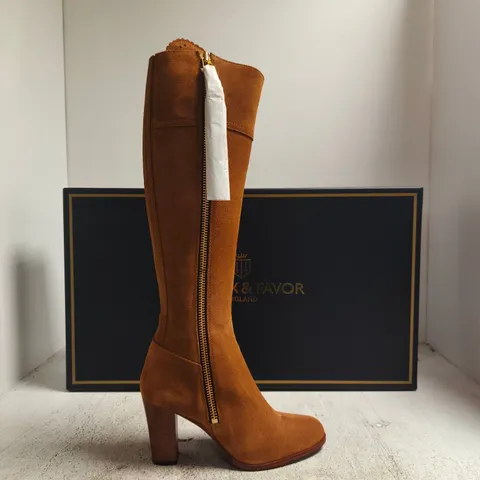 FAIRFAX & FAVOR WOMEN'S HIGH-HEELED REGINA KNEE-HIGH BOOT – TAN SUEDE UK 6