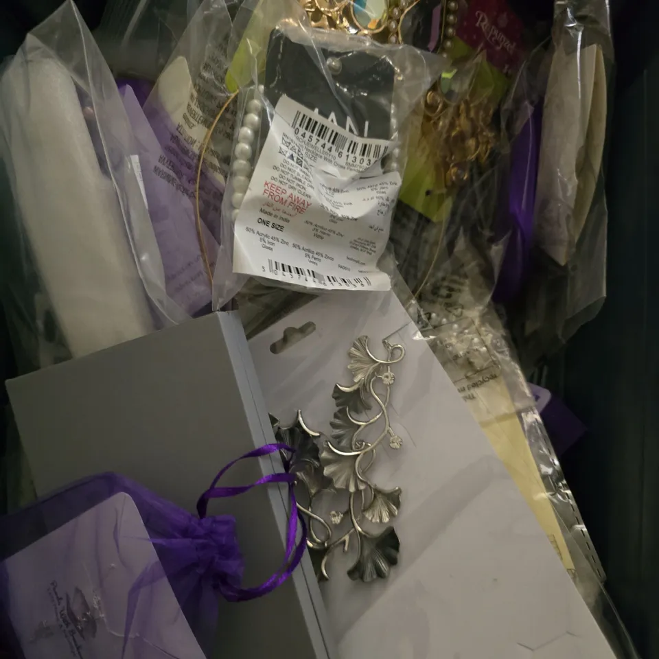 APPROXIMATELY 18 ASSORTED JEWELLERY ITEMS TO INCLUDE - BRANGLE , NECKLACE , WATCH ETC