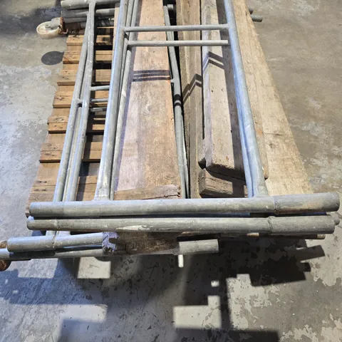 WHEELED METAL SCAFFOLDING FRAME WITH 6 FOOTBOARDS