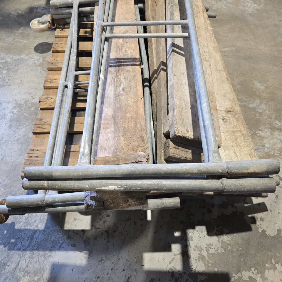 WHEELED METAL SCAFFOLDING FRAME WITH 6 FOOTBOARDS 