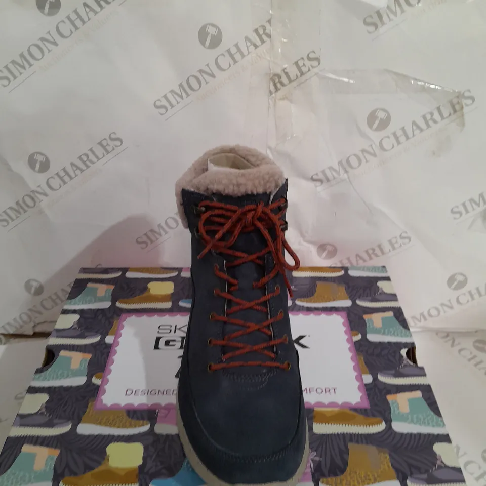 BOXED SKECHERS GOWALK SHERPA BOOTS SIZE 7