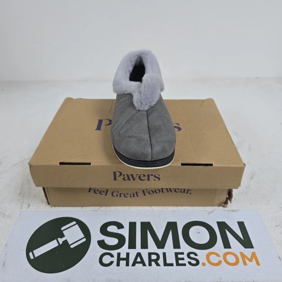 BOXED PAIR OF PAVERS SLIPPERS IN GREY - UK 6