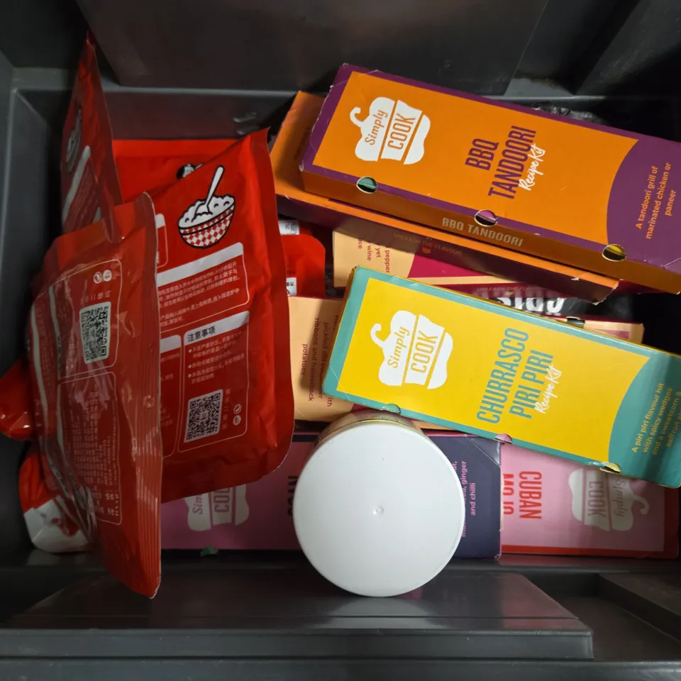 APPROXIMATELY 15 ASSORTED FOOD & DRINK ITEMS TO INCLUDE JUST BEE HONEY, SIMPLY COOK CHURRASCO PIRI PIRI RECIPE KIT, MARMITE CRISPS ETC - COLLECTION ONLY