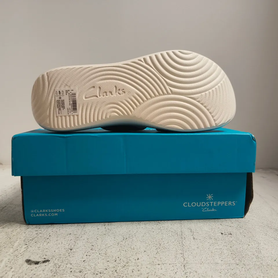 BOXED PAIR OF CLOUDSTEPPERS BY CLARKS SOLEVANA STAR 2 SANDALS IN NAVY SIZE UK 7