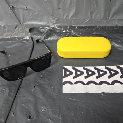 CASED MARC JACOBS SQUARE POLYAMIDE SUNGLASSES 