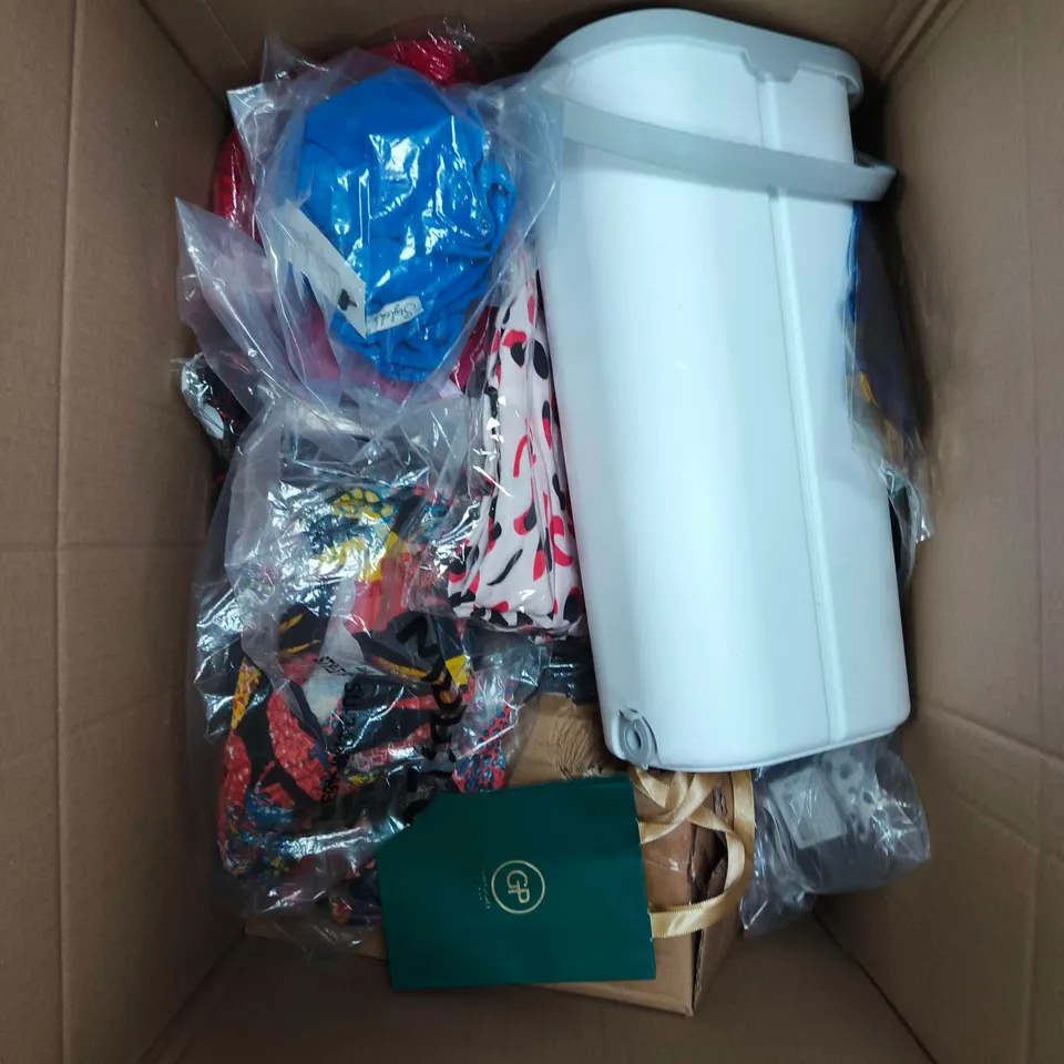 APPROXIMATELY 15 ASSORTED HOUSEHOLD ITEMS TO INCLUDE BUCKET, CLOTHING, GIFT BAG ETC