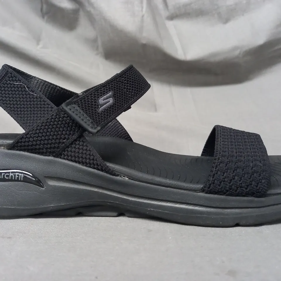 BOXED PAIR OF SKECHERS GO WALK OPEN TOE LOW WEDGE SANDALS IN BLACK SIZE 6