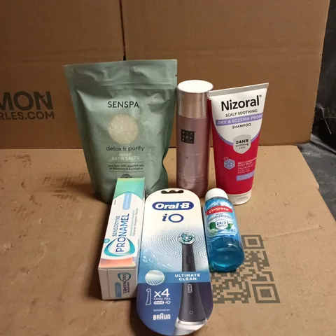 TOTE OF APPROXIMATELY 20 ASSORTED COSMETIC ITEMS TO INCLUDE SENSPA, RITUALS..., NIZORAL, ORAL B, COLGATE ETC