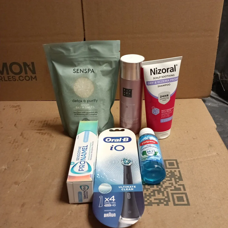 TOTE OF APPROXIMATELY 20 ASSORTED COSMETIC ITEMS TO INCLUDE SENSPA, RITUALS..., NIZORAL, ORAL B, COLGATE ETC
