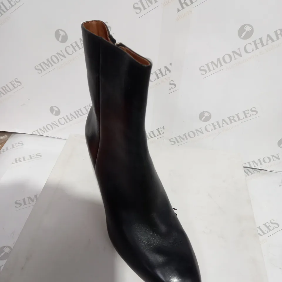 BOXED REISS SOPHIA BLACK HEEL BOOTS - SIZE 7