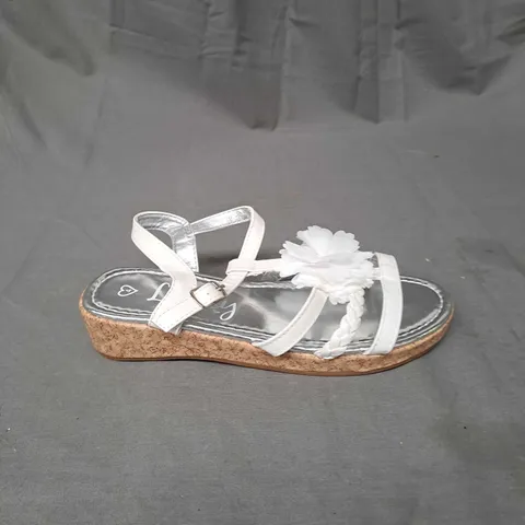 BOX OF APPROXIMATELY 12 PAIRS OF STRAPPY FLORAL SANDALS IN WHITE - VARIOUS SIZES