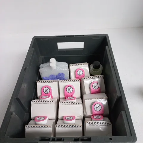 TOTE OF APPROXIMATELY 12 ASSORTED ITEMS TO INCLUDE: HASSET GREEN FRAGRANCE OIL 