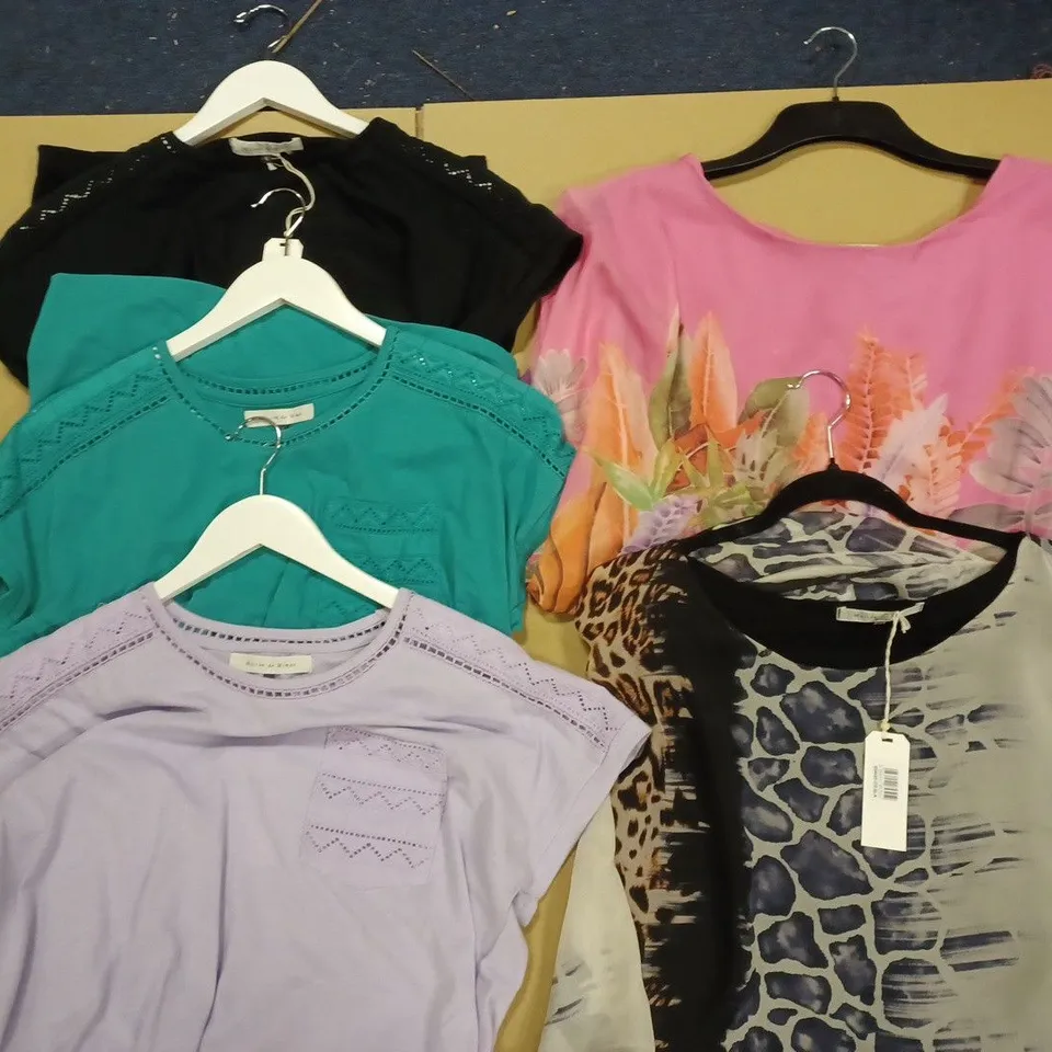 BOX OF APPROX 5 ASSORTED PAIRS OF MAISON DE NIMES TROUSERS IN VARIOUS SIZES AND COLOURS