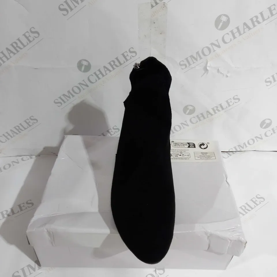 BOXED PAIR OF BLOCK HEELS IN BLACK SIZE 40