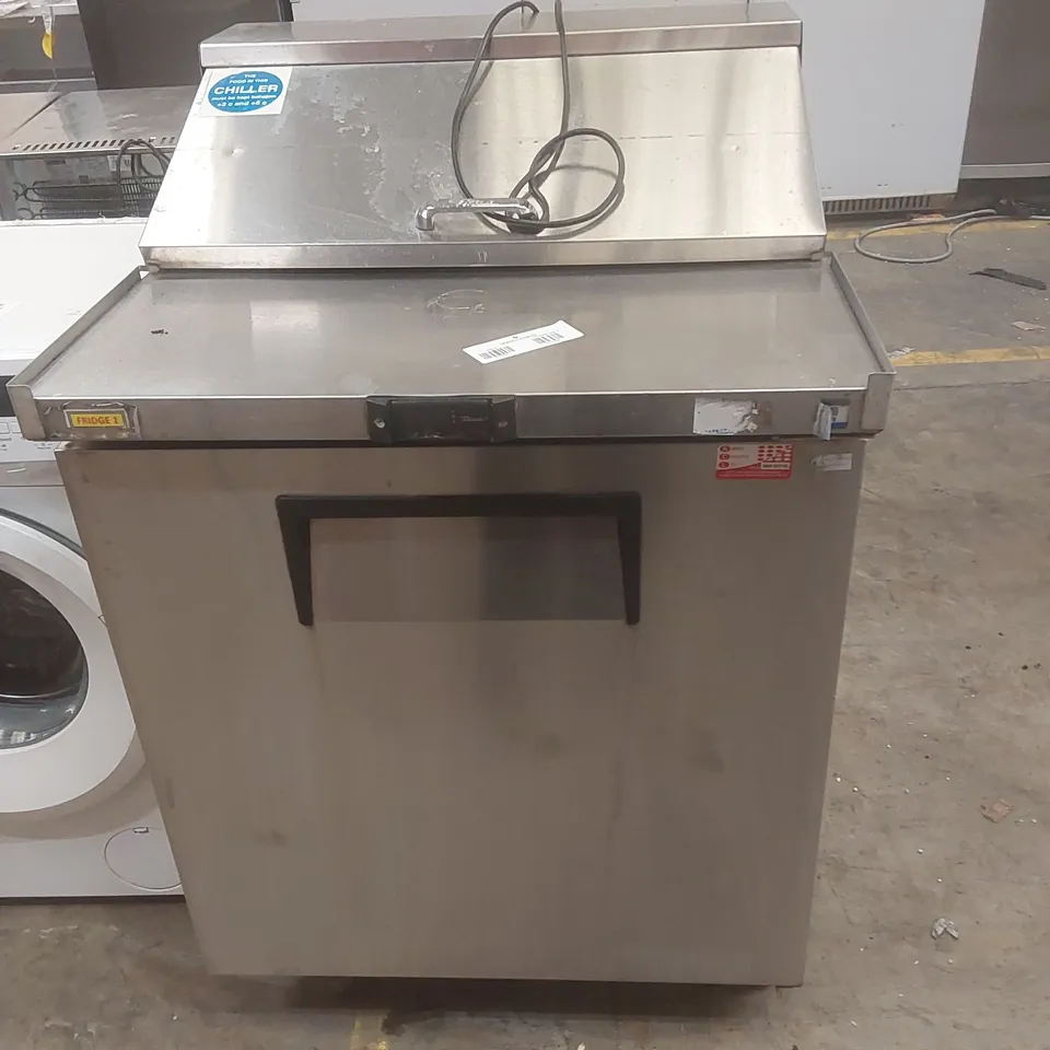 TRUE TSSU-27-08-HC SINGLE DOOR 8 X 1/6GN SALADETTE COUNTER REFRIGERATOR - 215 LITRE
