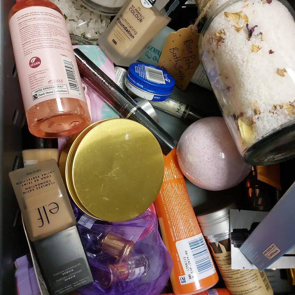 LOT OF APPROX 20 ASSORTED BEAUTY PRODUCTS TO INCLUDE CAUDALIE BEAUTY ELIXIR, BAREMINERALS BAREPRO FOUNDATION - 05 SATEEN, ORIGINAL SOURCE SHOWER GEL, ETC