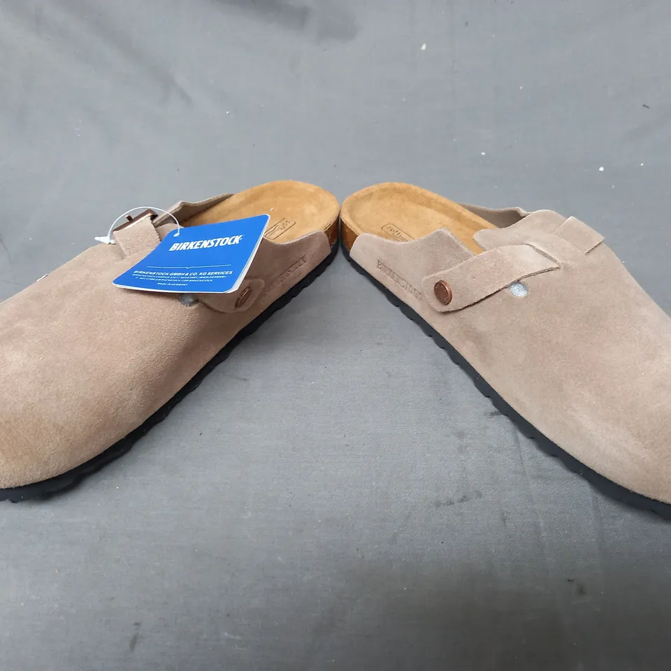 BOXED PAIR OF BIRKENSTOCK FOOTBED SHOES IN TAUPE EU SIZE 44