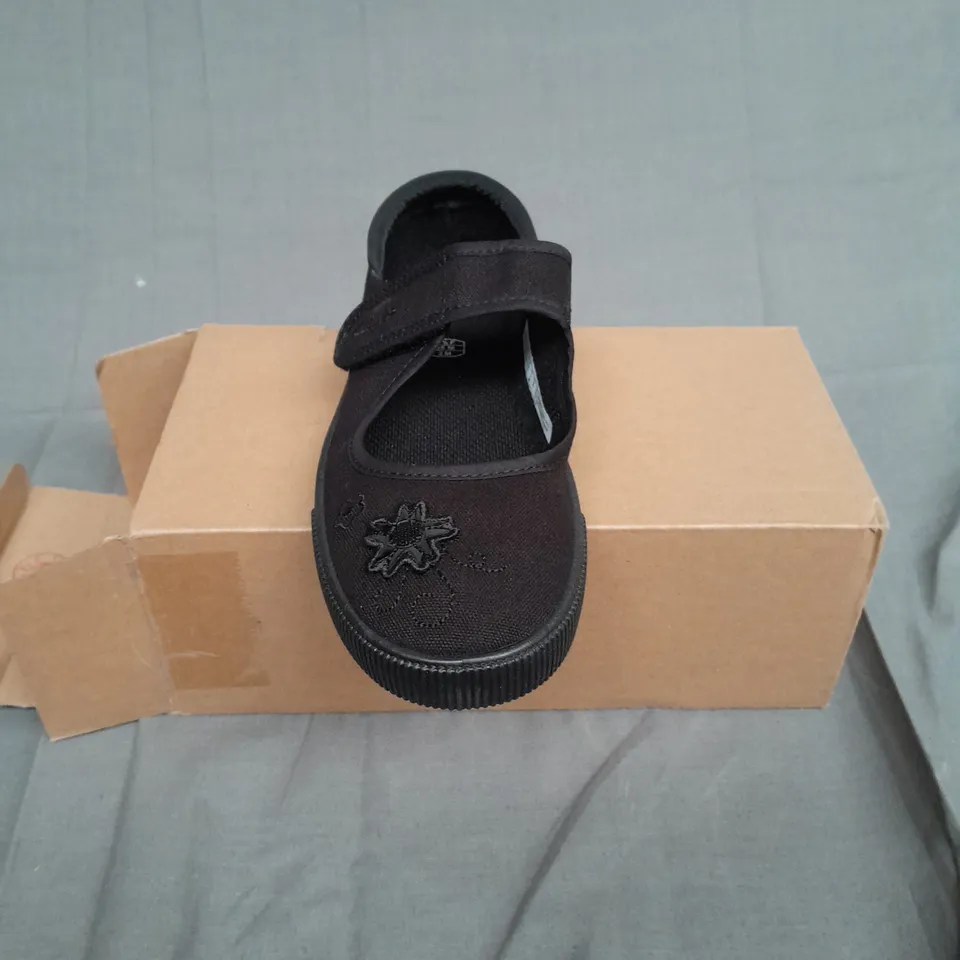 BOXED HOPPER GO CLARK PUMPS IN BLACK SIZE UK 2 1/2