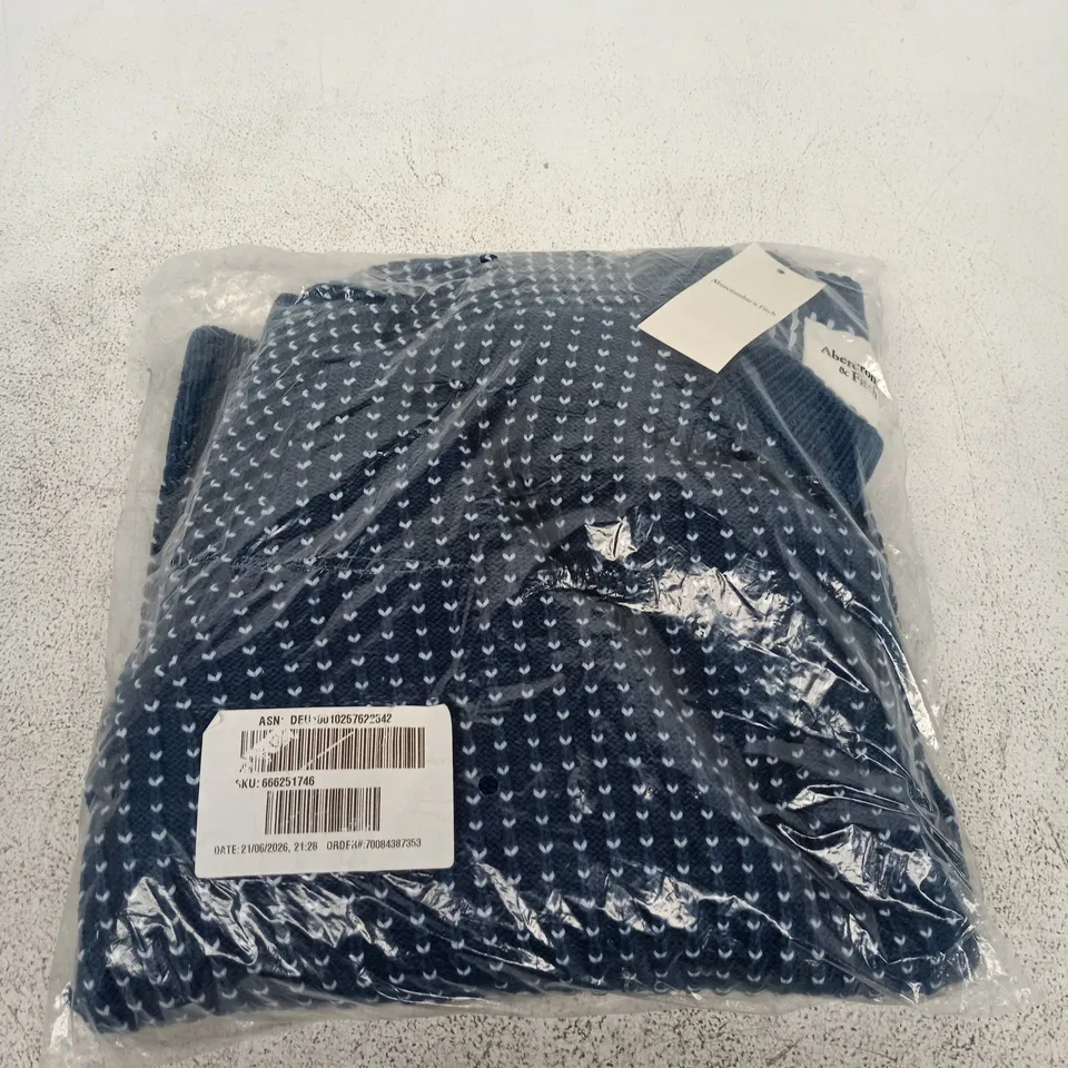 ABERCROMBIE & FITCH KNITTED JUMPER - SIZE M