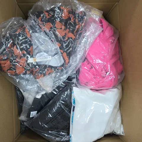 APPROXIMATELY 20 ASSORTED WOMENS CLOTHING ITEMS IN VARIOUS SIZES & STYLES