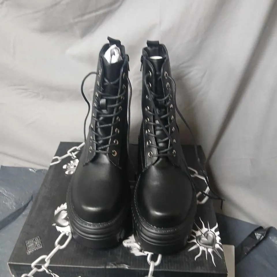 BOXED PAIR OF KOI VEGAN LEATHER TALWAR CHUNKY STOMPER BOOTS IN BLACK UK SIZE 5