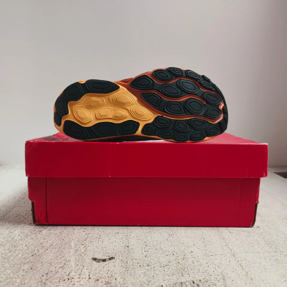 BOXED PAIR OF NEW BALANCE 860 TRAINERS IN CREAM/ORANGE SIZE UK 4