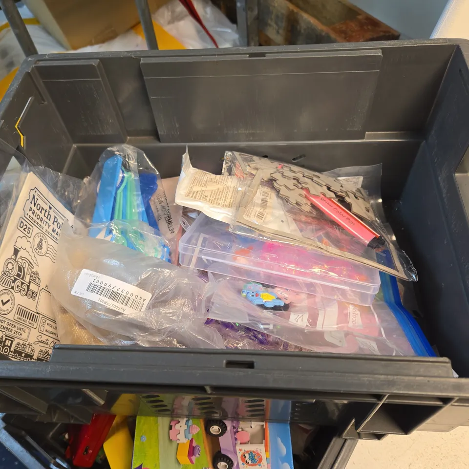 LARGE QUANTITY OF TOYS AND ACCESSORIES TO INCLUDE; HOT WHEELS CARS, UNO NO MERCY, SWIM CAP AND RUBBER DUCK