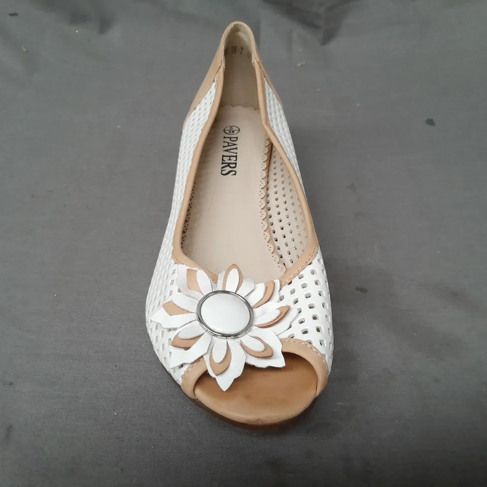 PAIR OF PAVERS PEEP TOE WEDGE HEEL SHOES IN WHITE/TAN W. FLORAL DETAIL SIZE 5