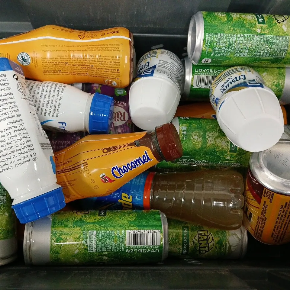 APPROXIMATELY 16 ASSORTED DRINK ITEMS TO INCLUDE CHOCOMEL, LUCOZADE SPORT, RIBENA, ETC - COLLECTION ONLY