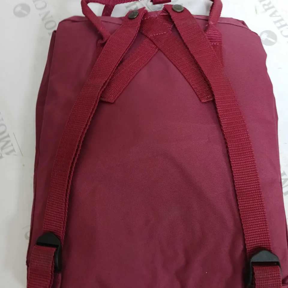 FJALLRAVEN UNISEX KÅNKEN BACKPACK IN OX RED