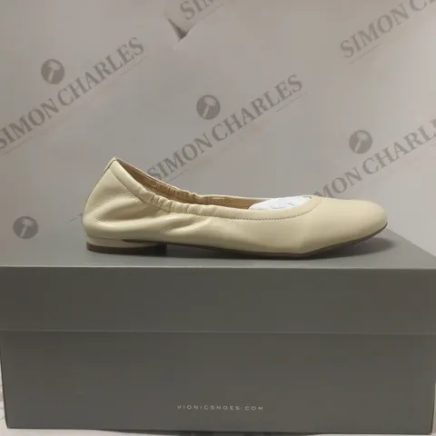 BOXED VIONIC CREAM FLATS - SIZE 4