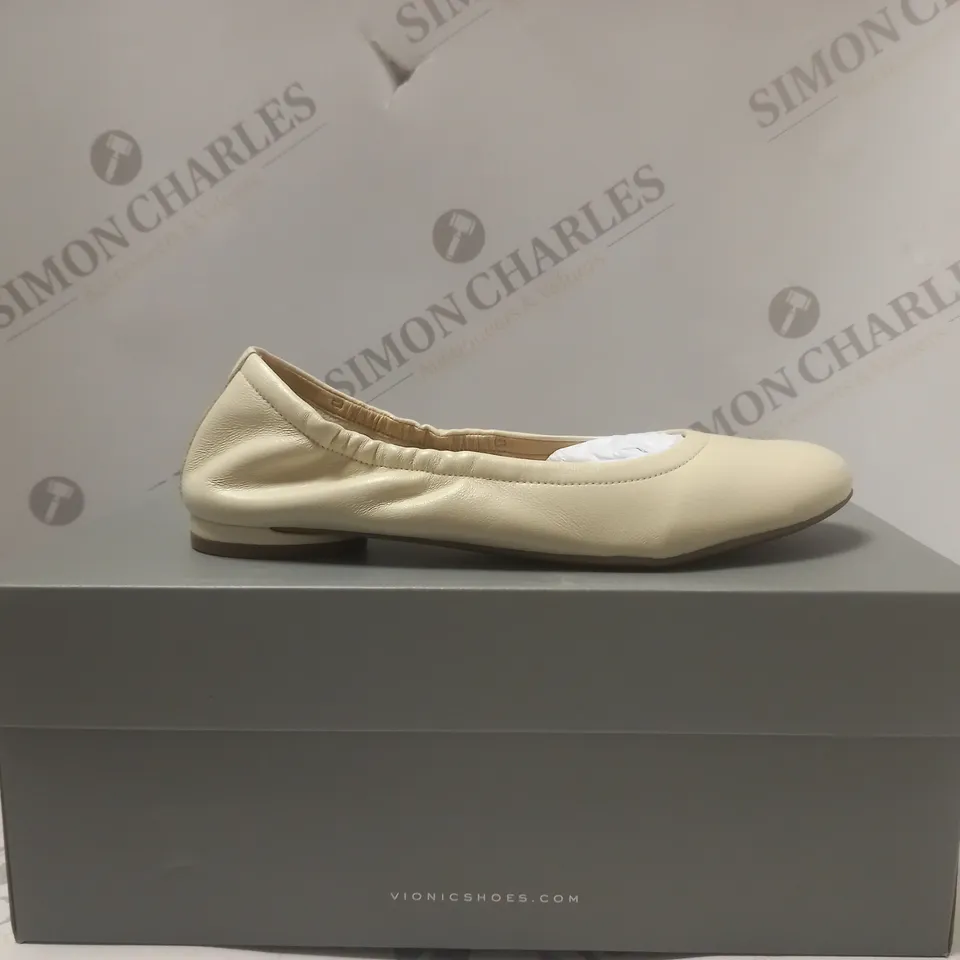 BOXED VIONIC CREAM FLATS - SIZE 4