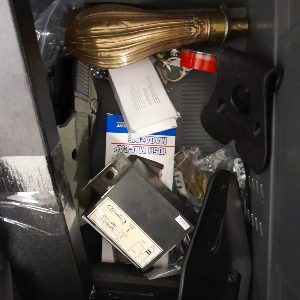 APPROXIMATELY 15 ASSORTED MILITARIA/DEFENCE PRODUCTS TO INCLUDE USED SHELL, SLING SHOTS, BB'S ETC - COLLECTION ONLY 