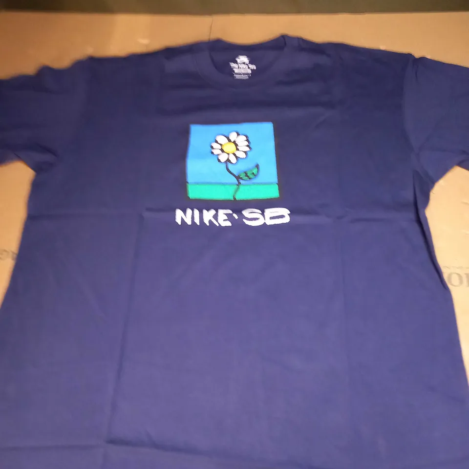 THE NIKE T-SHIRT SIZE L