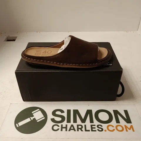 BOXED PAIR OF VIBA LEATHER SLIDES IN COCA BROWN - SIZE 40