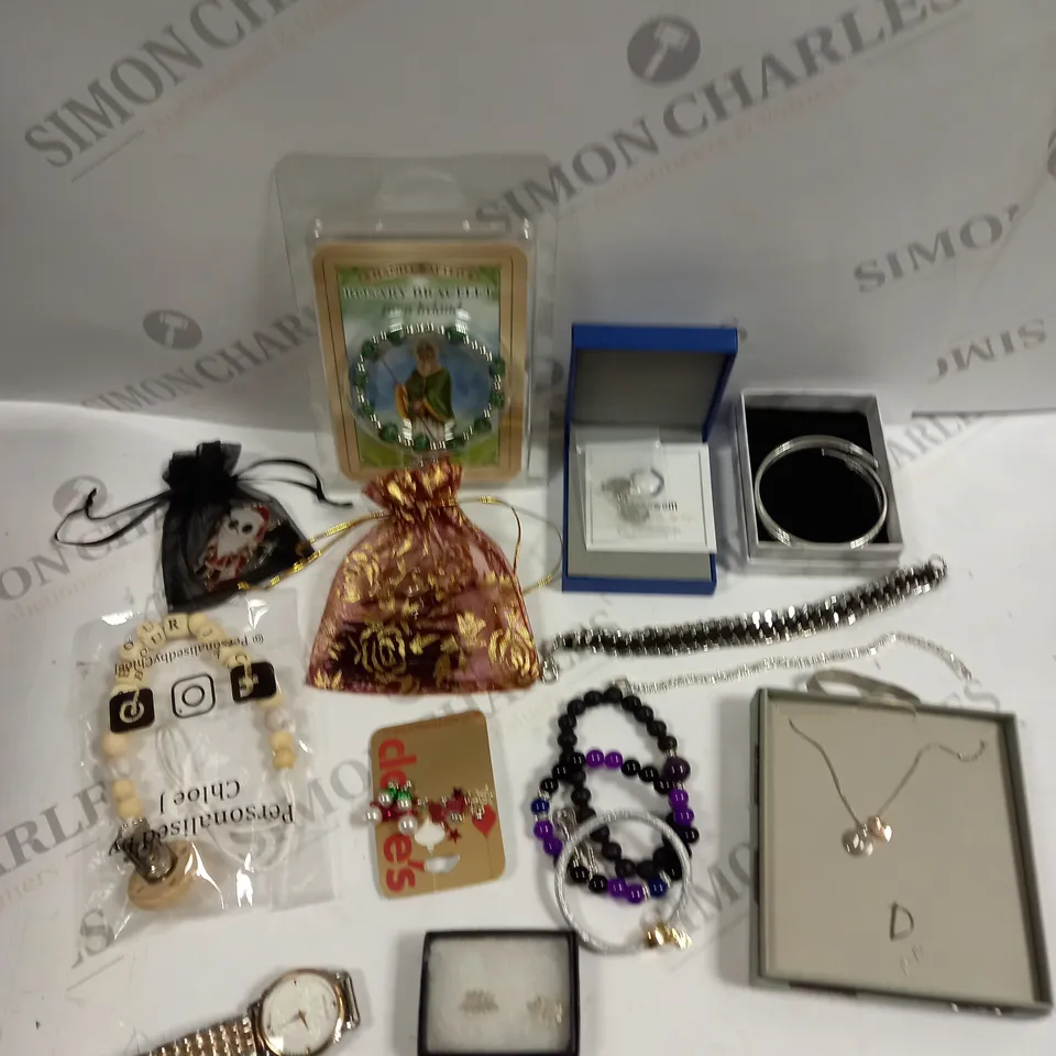 APPROXIMATELY 30 ASSORTED JEWELLERY PRODUCTS TO INCLUDE WATCHES, BRACELETS, EARRINGS ETC 