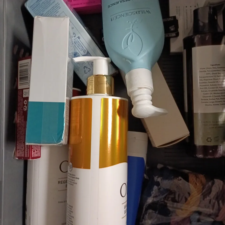 APPROXIMATELY 15 ASSORTED HEALTH & BEAUTY PRODUCTS TO INCLUDE OLAY SUPER CREAM, WAX BEADS, SKINKIND MOISTURISER ETC  