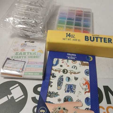 APPROXIMATELY 10 ASSORTED TOYS AND GAMES TO INCLUDE TATTOO SET, CRAFTS, SQUEEZE TOY ETC