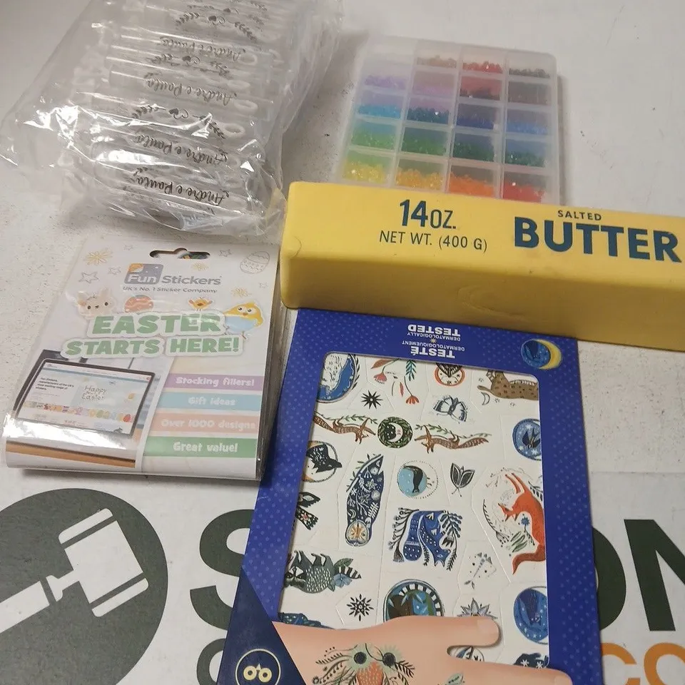 APPROXIMATELY 10 ASSORTED TOYS AND GAMES TO INCLUDE TATTOO SET, CRAFTS, SQUEEZE TOY ETC