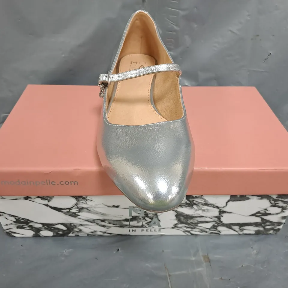 BOXED PAIR OF MODA IN PELLE FLORENTIN BLOCK HEEL SHOES IN SILVER SIZE EU 40