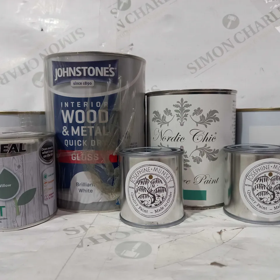 BOX OF APPROXIMATELY 10 ASSORTED PAINTS IN VARIOUS COLOURS TO INCLUDE NORDIC CHIC, RONSEAL, JOHNSTONE'S, ETC