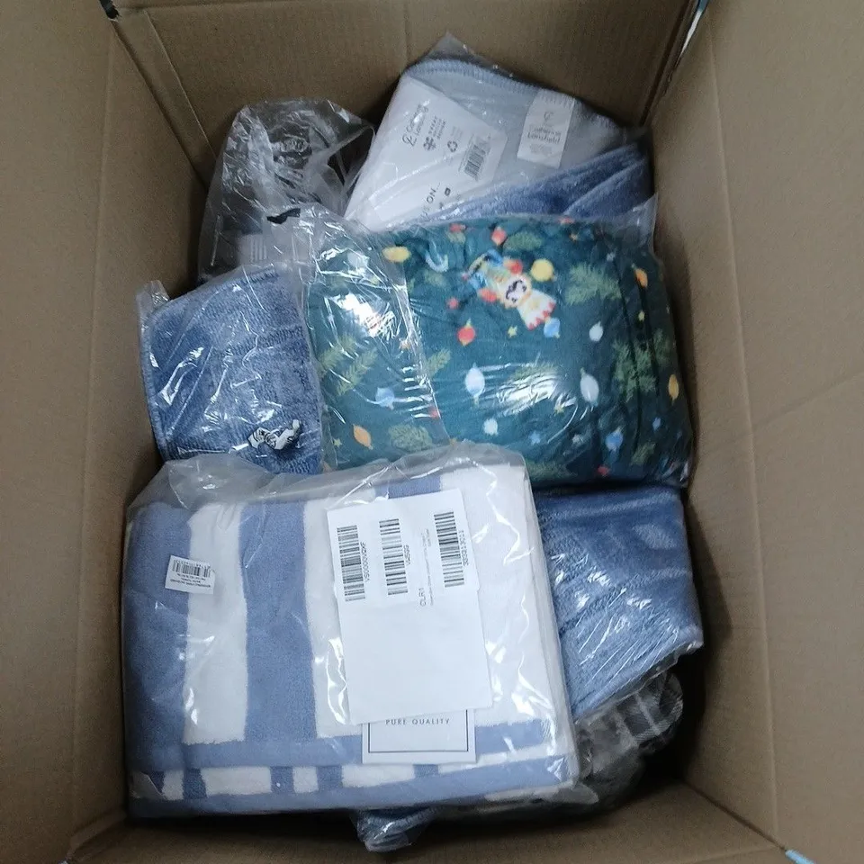 BOX OF APPROXIMATELY 15 ASSORTED HOUSEHOLD ITEMS TO INCLUDE: SQUARE PILLOW AND BIANCA TOWELS 