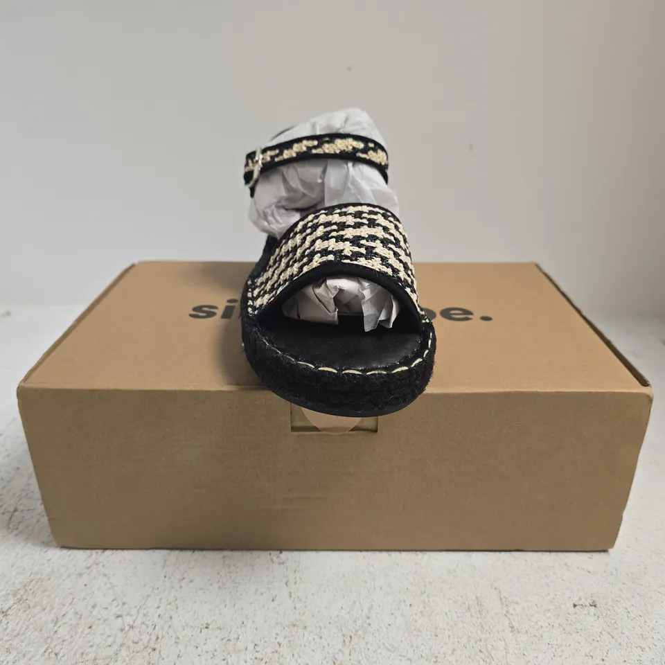 BOXED PAIR OF SIMPLY BE OPEN TOE SANDALS IN BLACK/BEIGE SIZE UK 5