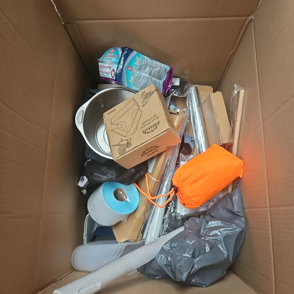 BOX OF APPROXIMATELY 20 ASSORTED ITEMS TO INCLUDE PRINTER LABELS, PACK AWAY JACKET, BIRD FEEDER, "FAIRY DOOR" ETC