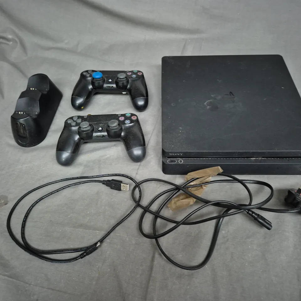 SONY PS4 WITH 2 CONTROLLERS 