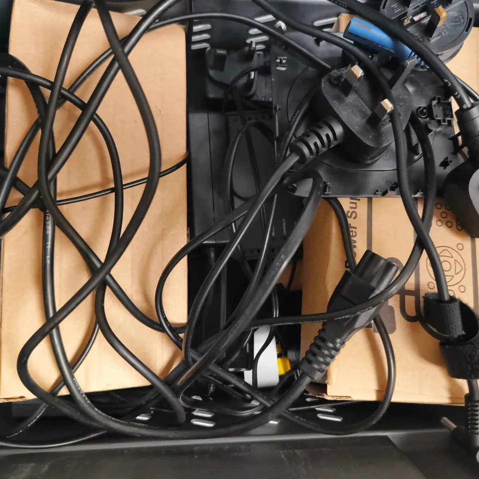 APPROXIMATELY 5 ASSORTED HOUSEHOLD ELECTRIC ITEMS