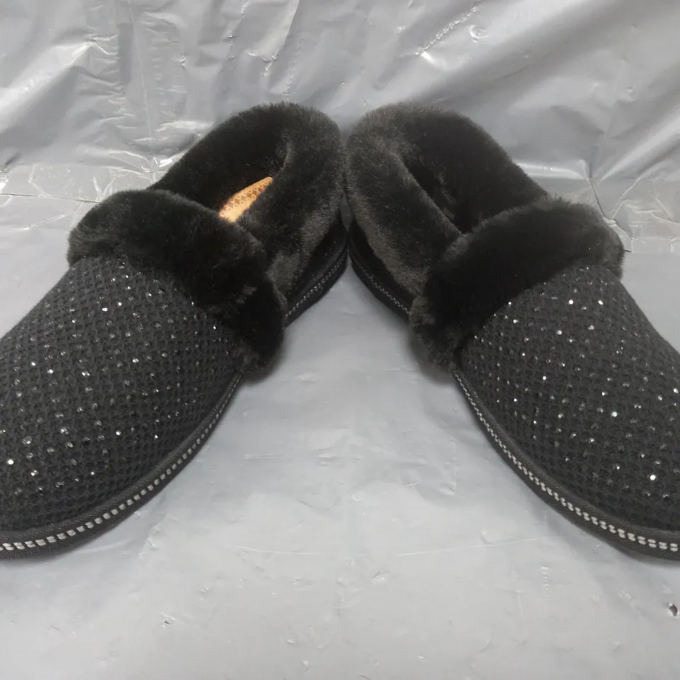 BOXED PAIR OF SKECHERS COZY SLIPPERS IN BLACK SIZE 6.5