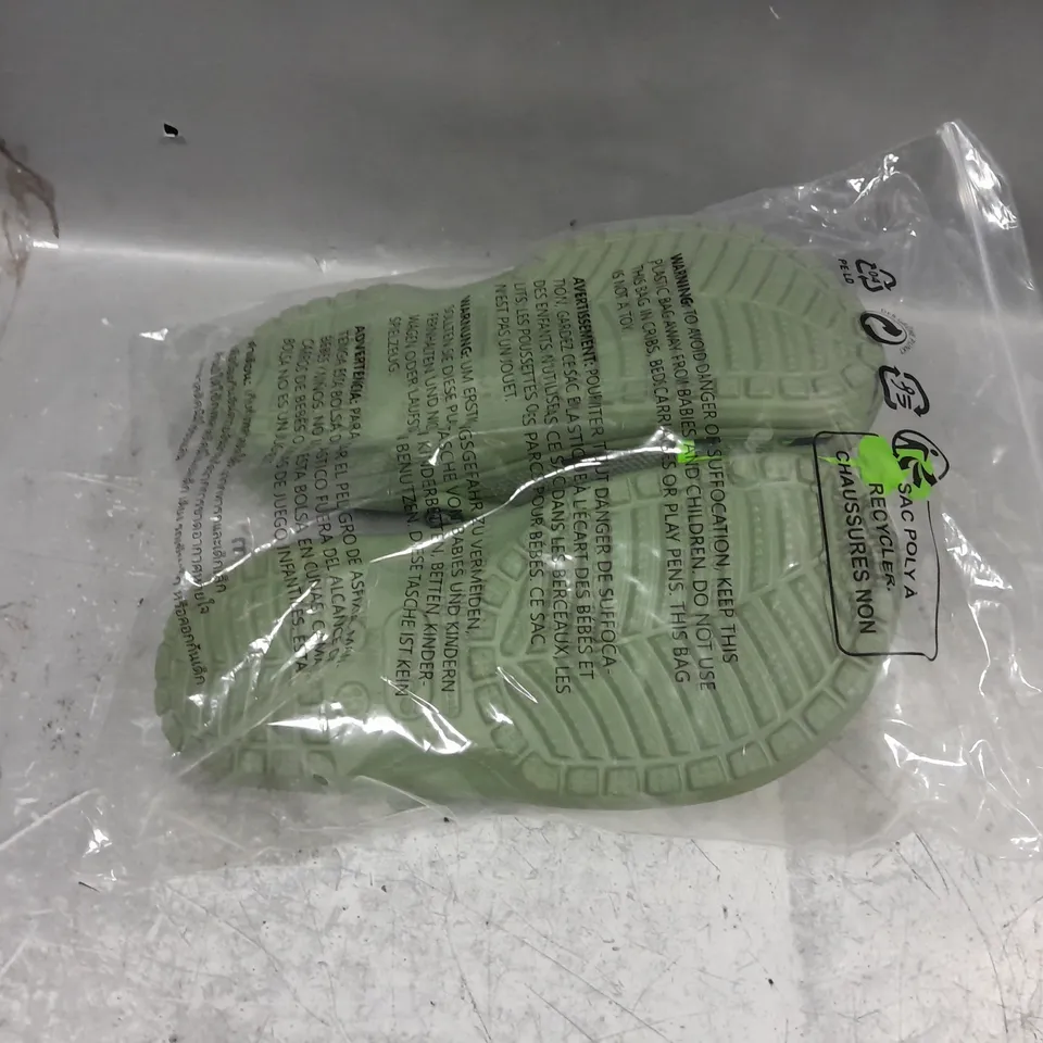 BAGGED PAIR OF CROCS CLASSIC CLOG GREEN UK M7/W8 