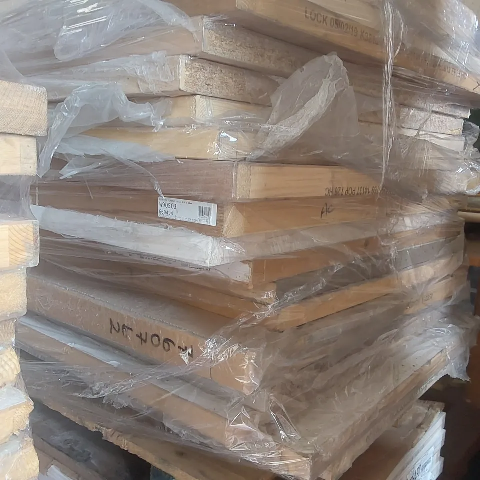 PALLET CONTAINING A VERY LARGE QUANTITY OF ASSORTED DOORS
