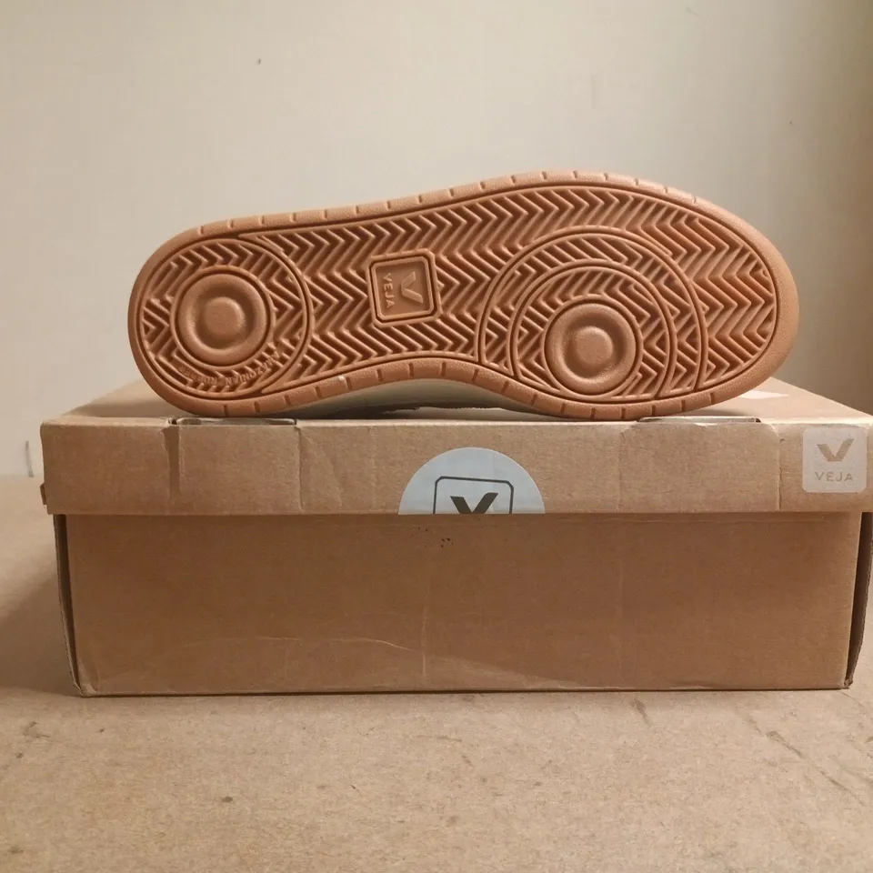 BOXED PAIR OF VEJA TRAINERS IN WHITE SIZE UK W7/M6